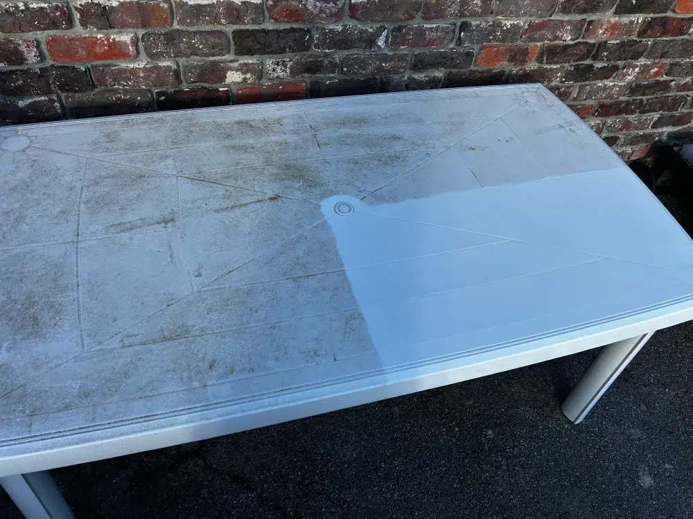 Table extérieure partiellement nettoyée