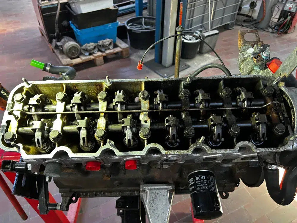 Moteur ouvert montrant les culbuteurs et les soupapes.